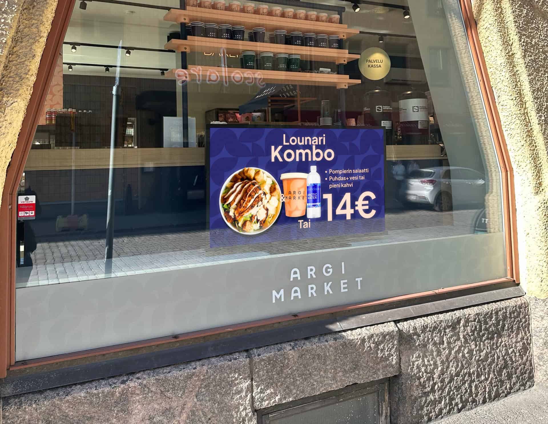 Mainosnäyttö käytävän varressa