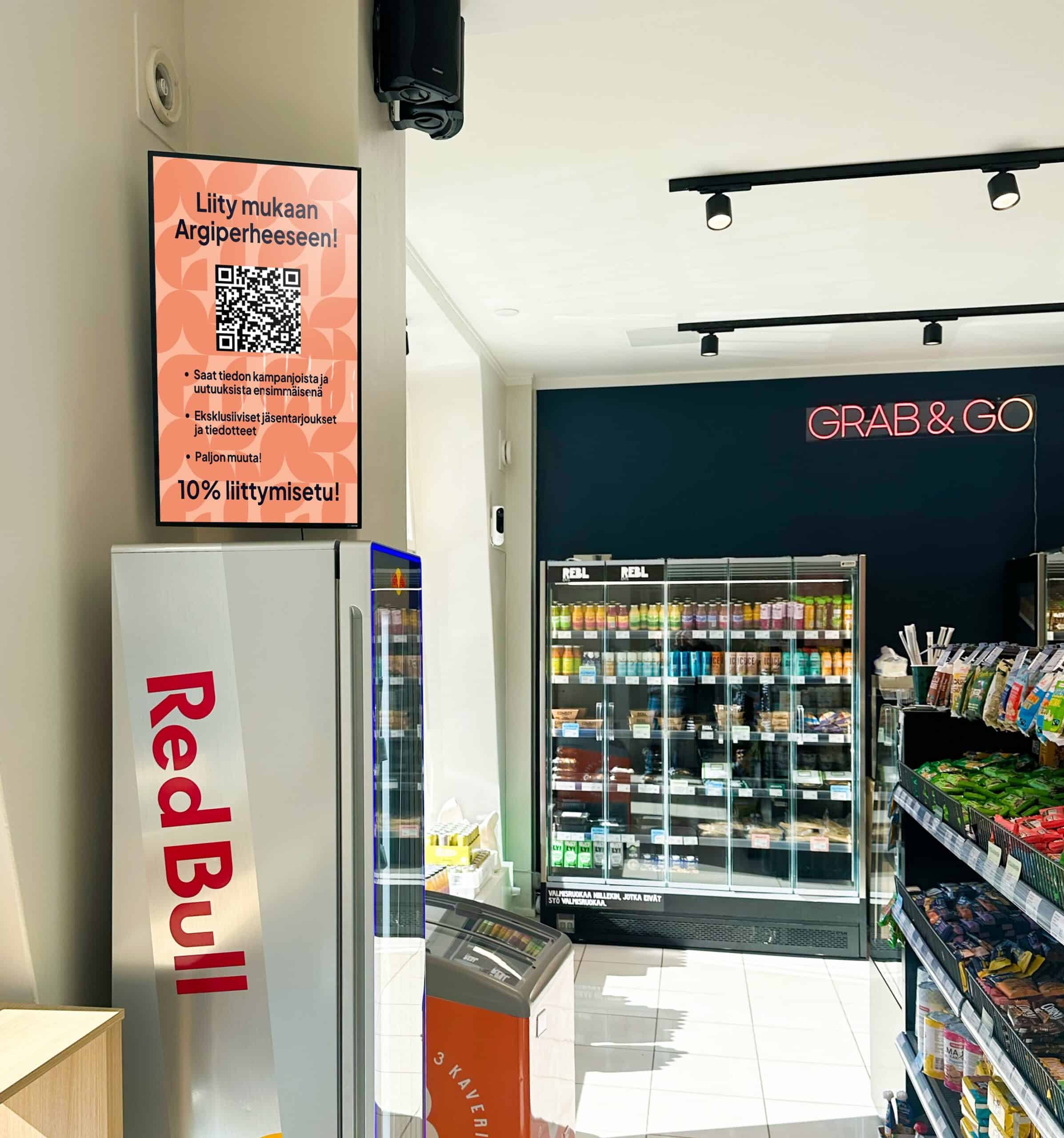 Mainosnäyttö käytävän varressa